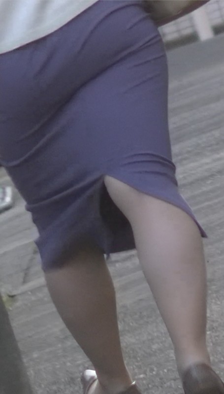 紫色のスカートでむちむち歩く尻