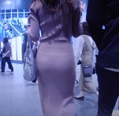 極上スタイルの超絶美女がタイトワンピ着てドエロいライン強調して歩いてるよ