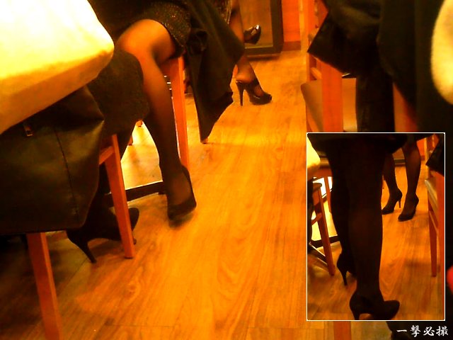 喫茶店で女友達とお茶しつつこっそりパンスァ脚のギャルを隠し撮り