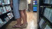 レンタル店で、カップルの女の子のスカートを覗き見た