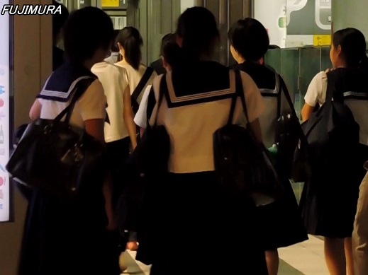 学校帰り制服姿の女の子黒髪白ソックス両肩にバッグ【動画】街撮り編 1001と1004セット販売 学校帰り制服姿の女の子黒髪白ソックス両肩にバッグ【動画】街撮り編 1001と1004セット販売