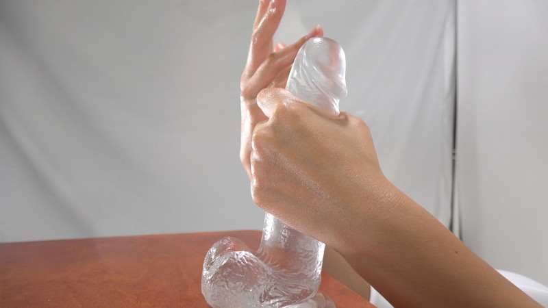 ディルド手コキ　透明のチンポを綺麗な女性の手で触るf535