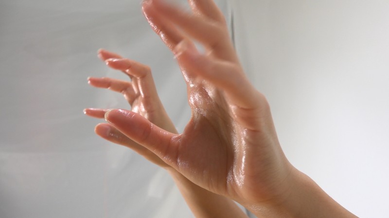 手フェチ　ハンドクリームと水でヌレヌレになった綺麗な女性の手f524
