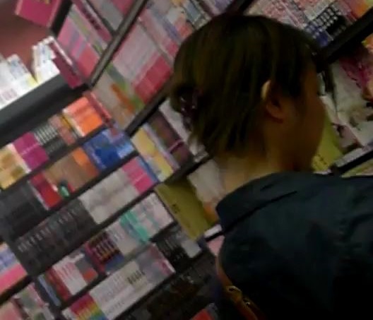 逆さ撮りコミックを立ち読み中の女の子【ロリ動画】18 逆さ撮りコミックを立ち読み中の女の子【ロリ動画】18