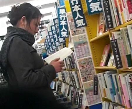 コートに黒のパンスト立ち読み中のお姉さん逆さ撮り【動画】09 コートに黒のパンスト立ち読み中のお姉さん逆さ撮り【動画】09