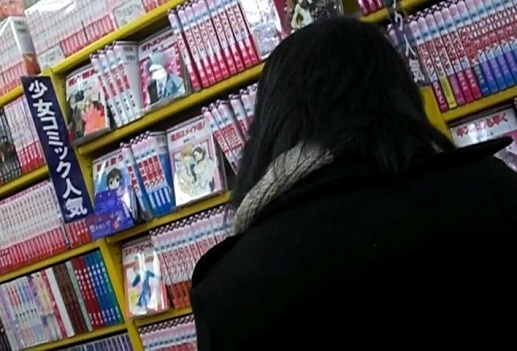 逆さ撮りパンストにパンチュ書店で立ち読み中の女の子【動画】11 逆さ撮りパンストにパンチュ書店で立ち読み中の女の子【動画】11