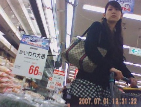 激ミニスカにエロ脚黒のパンストお買い物中逆さ撮り【パンチラ動画】玄太 06と八手 02セット販売 激ミニスカにエロ脚黒のパンストお買い物中逆さ撮り【パンチラ動画】玄太 06と八手 02セット販売