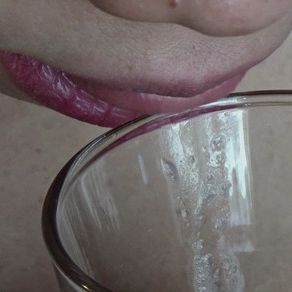 【唇・口・舌フェチ】素人美女がスク水でガラスのコップに連続『唾たらし』