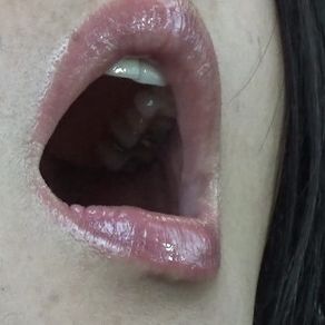 【口/舌/首フェチ】首の長いスタイル抜群の熟女の舌と首をアップで撮影