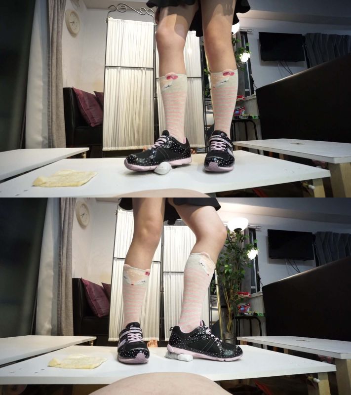 M-07)Girls用のスニーカーで何かを踏みにじり M-07)Girls用のスニーカーで何かを踏みにじり