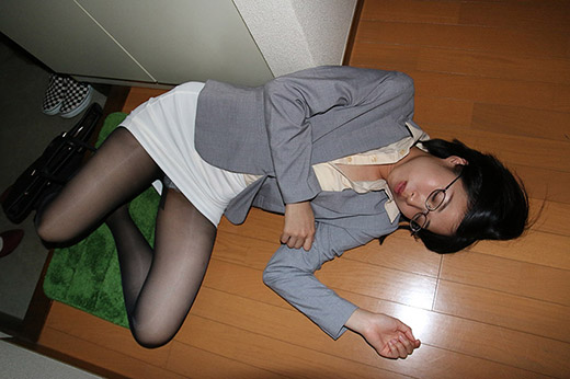 泥酔した意識高い系のメガネOLを●った状態でハメる 泥酔した意識高い系のメガネOLを●った状態でハメる