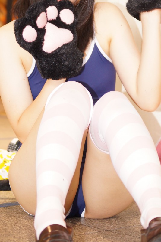 【画像】夏といえば水着 おっさんに囲まれるスク水少女 【画像】夏といえば水着 おっさんに囲まれるスク水少女