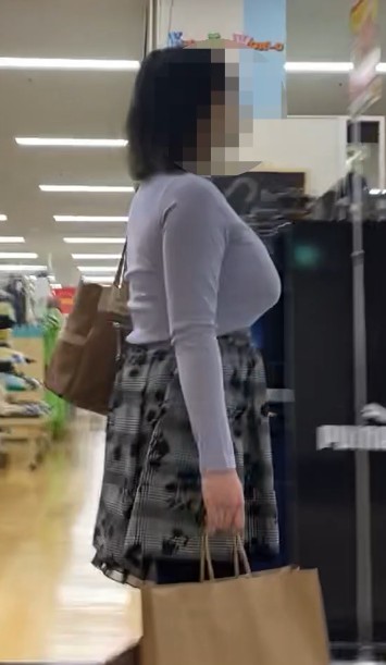 【デカすぎ】ガチで爆乳すぎ美女 【デカすぎ】ガチで爆乳すぎ美女