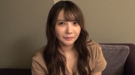 美人の22歳キャンギャルが初ハメ撮りで奥まで巨根で突かれて喘ぐ 美人の22歳キャンギャルが初ハメ撮りで奥まで巨根で突かれて喘ぐ