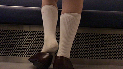 電車内　　座っている状態から見える　白ハイソ靴脱ぎ　対面バージョン２