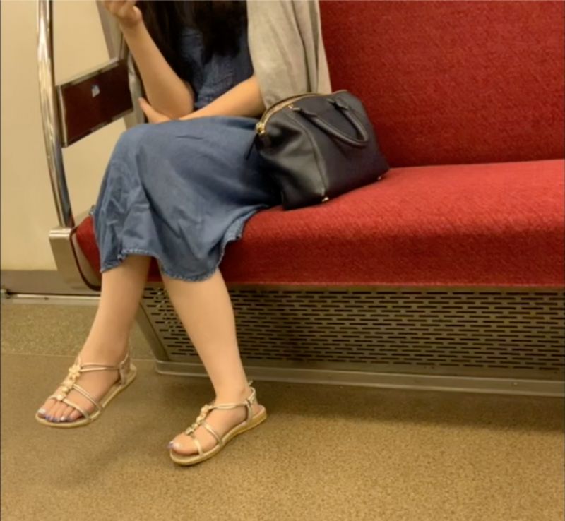 【動画】サンダル女子が電車で足組み