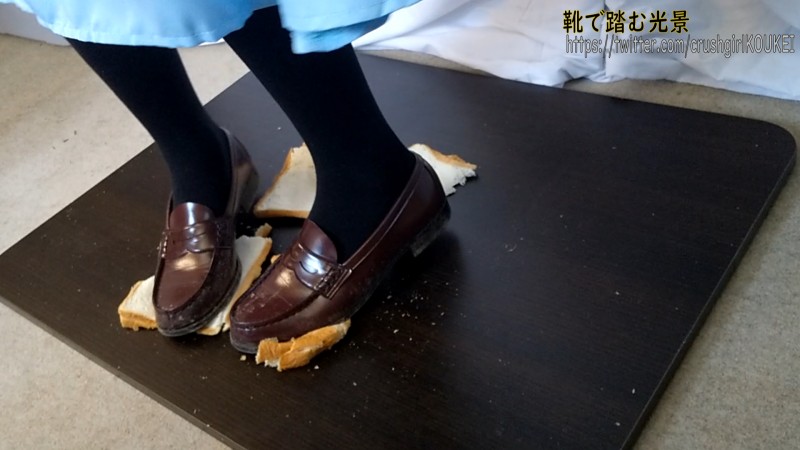4-6 メイドさんはローファーの汚れを食パンにこすり付ける お得セット 4-6 メイドさんはローファーの汚れを食パンにこすり付ける お得セット