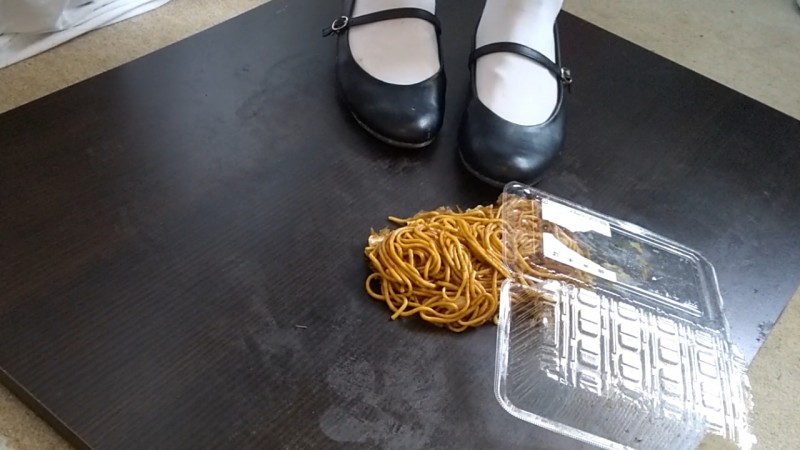 メイドさんは落とした焼きそばを優しく踏み潰してあげる お得セット メイドさんは落とした焼きそばを優しく踏み潰してあげる お得セット