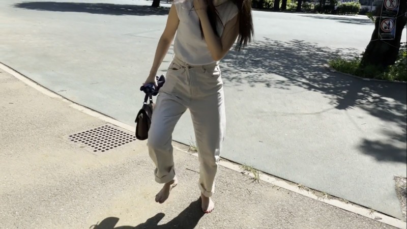 【完全裸足】第33弾！裸足で猛暑日の公園を歩く女性 part1