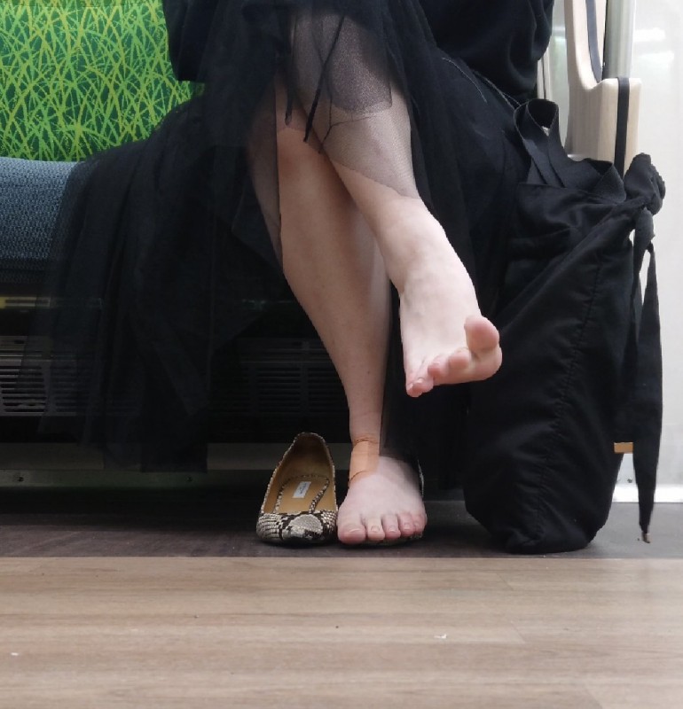 ４Ｋ足裏★臨場感満点★ド迫力！電車でムレた足を見せつける素足パンプスの女子大生