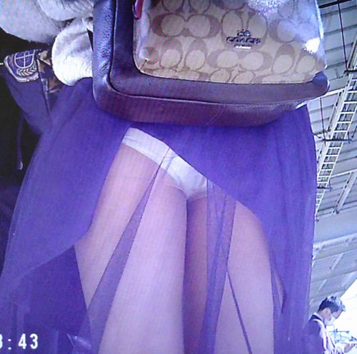 清楚系美女のスカートがブランドバッグに押し上げられて丸見えしながら駅で待つ姿は猥褻ですよ