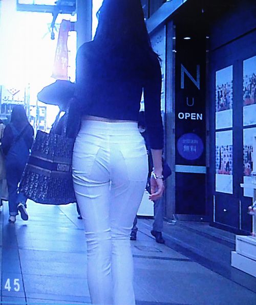 自分的最高傑作のうちの一つ①完全無欠の超絶美女がブランド白ピタパン履いてＴライン透かしてドエロ美尻ヒップ振って歩いてるよ