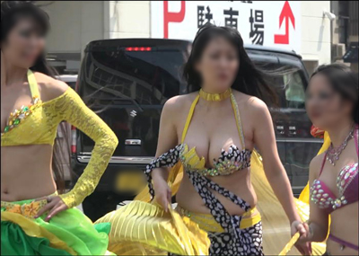 谷間もエロかった巨乳ベリーお姉さん 谷間もエロかった巨乳ベリーお姉さん
